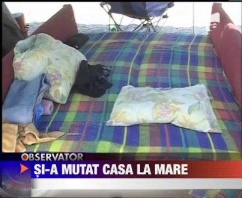 S-a mutat cu pat, buldogi şi tot tacămul, pe plaja din Vama Veche!